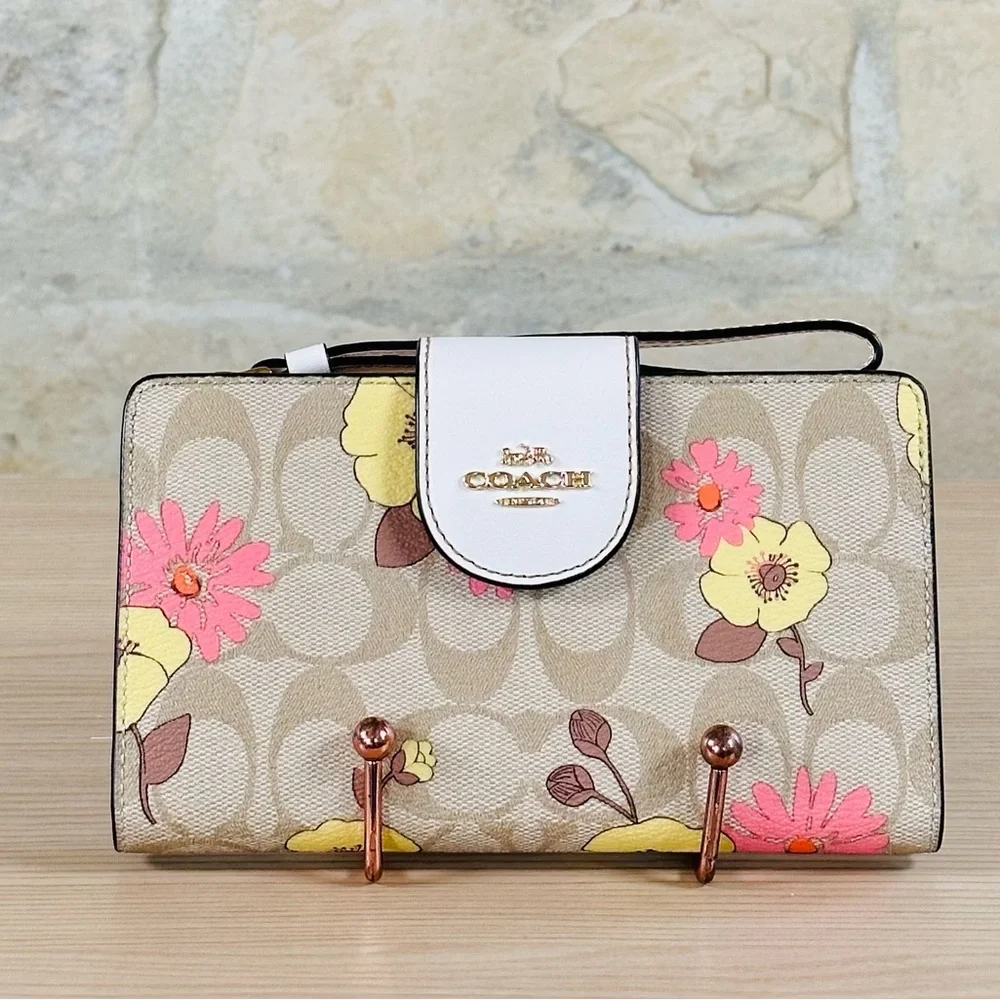 Coach - Picture 5 of 13